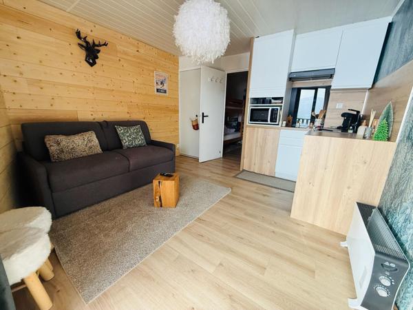 STUDIO entièrement rénové avec place de stationnement privative