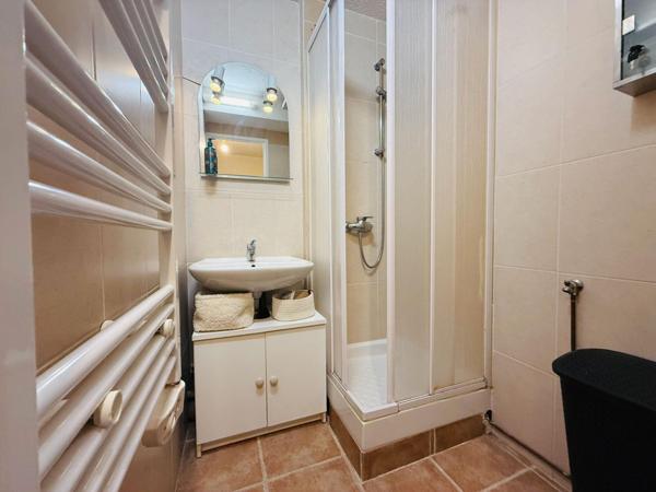 STUDIO entièrement rénové avec place de stationnement privative