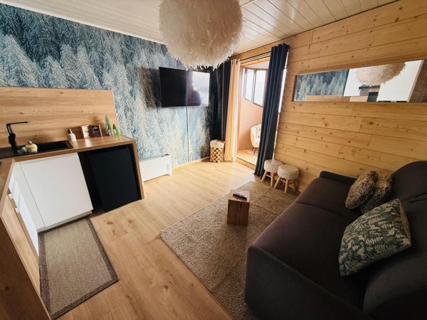 STUDIO entièrement rénové avec place de stationnement privative