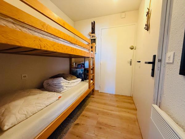 STUDIO entièrement rénové avec place de stationnement privative