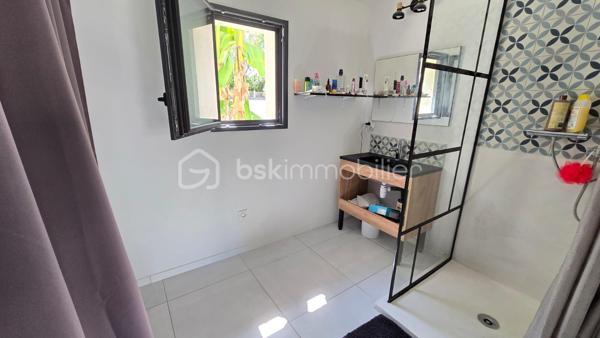 Découvrez cette magnifique maison contemporaine de 2020, de plain-pied, baignée de lumière et aux prestations haut de gamme à deux pas des commodités de Barbezieux.

Dès l’entrée, vous serez séduit par son hall avec dressing intégré et WC indépendant, avant d’accéder à une pièce de vie exceptionnelle de 72 m² : volumes généreux, carrelage grand format, cheminée centrale et deux grandes baies vitrées ouvertes sur la terrasse et la piscine. La cuisine, vaste et fonctionnelle, est complétée par une arrière-cuisine discrète.

La maison propose un agencement idéal :
D'un coté, vous trouverez une suite parentale avec salle d'eau privative donnant sur la piscine.
De l'autre, 3 chambres confortables, 1 salle d'eau avec double vasque et douche à l'italienne, 1 WC indépendant et une seconde suite parentale avec sa propre salle d'eau, ouvrant directement sur la piscine.

À l’extérieur, profitez d’une superbe piscine de 10x5 mètres avec aménagement paysager et son pool house de plus de 32m2, d’un carport et d’un garage de plus de 42 m² avec porte motorisée et isolée intégré à la maison.

Les + de cette maison : 
Chauffage au sol par pompe à chaleur
Chauffe-eau thermodynamique
Adoucisseur d’eau
DPE : B
La piscine et le pool house