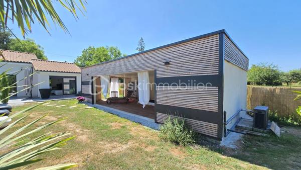 Découvrez cette magnifique maison contemporaine de 2020, de plain-pied, baignée de lumière et aux prestations haut de gamme à deux pas des commodités de Barbezieux.

Dès l’entrée, vous serez séduit par son hall avec dressing intégré et WC indépendant, avant d’accéder à une pièce de vie exceptionnelle de 72 m² : volumes généreux, carrelage grand format, cheminée centrale et deux grandes baies vitrées ouvertes sur la terrasse et la piscine. La cuisine, vaste et fonctionnelle, est complétée par une arrière-cuisine discrète.

La maison propose un agencement idéal :
D'un coté, vous trouverez une suite parentale avec salle d'eau privative donnant sur la piscine.
De l'autre, 3 chambres confortables, 1 salle d'eau avec double vasque et douche à l'italienne, 1 WC indépendant et une seconde suite parentale avec sa propre salle d'eau, ouvrant directement sur la piscine.

À l’extérieur, profitez d’une superbe piscine de 10x5 mètres avec aménagement paysager et son pool house de plus de 32m2, d’un carport et d’un garage de plus de 42 m² avec porte motorisée et isolée intégré à la maison.

Les + de cette maison : 
Chauffage au sol par pompe à chaleur
Chauffe-eau thermodynamique
Adoucisseur d’eau
DPE : B
La piscine et le pool house