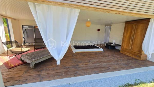 Découvrez cette magnifique maison contemporaine de 2020, de plain-pied, baignée de lumière et aux prestations haut de gamme à deux pas des commodités de Barbezieux.

Dès l’entrée, vous serez séduit par son hall avec dressing intégré et WC indépendant, avant d’accéder à une pièce de vie exceptionnelle de 72 m² : volumes généreux, carrelage grand format, cheminée centrale et deux grandes baies vitrées ouvertes sur la terrasse et la piscine. La cuisine, vaste et fonctionnelle, est complétée par une arrière-cuisine discrète.

La maison propose un agencement idéal :
D'un coté, vous trouverez une suite parentale avec salle d'eau privative donnant sur la piscine.
De l'autre, 3 chambres confortables, 1 salle d'eau avec double vasque et douche à l'italienne, 1 WC indépendant et une seconde suite parentale avec sa propre salle d'eau, ouvrant directement sur la piscine.

À l’extérieur, profitez d’une superbe piscine de 10x5 mètres avec aménagement paysager et son pool house de plus de 32m2, d’un carport et d’un garage de plus de 42 m² avec porte motorisée et isolée intégré à la maison.

Les + de cette maison : 
Chauffage au sol par pompe à chaleur
Chauffe-eau thermodynamique
Adoucisseur d’eau
DPE : B
La piscine et le pool house
