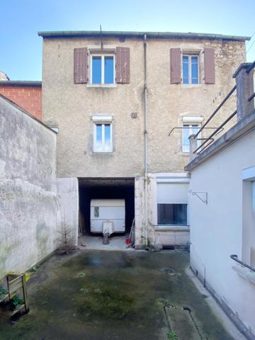 Maison Brassagaise au coeur du village avec double garages et cour interieur