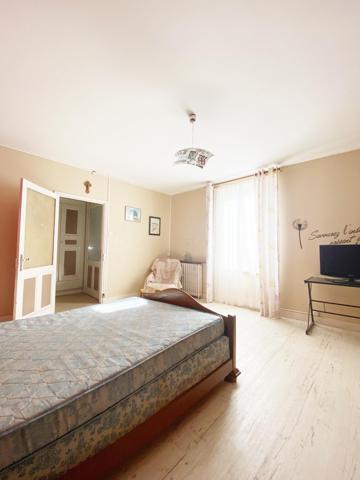 Maison Brassagaise au coeur du village avec double garages et cour interieur