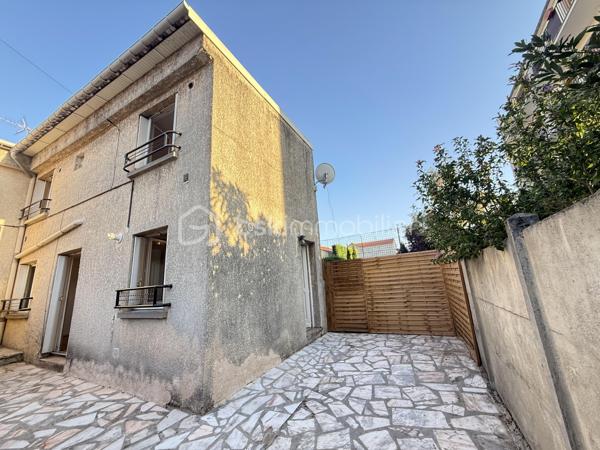 Dans une rue calme et pavillonnaire, cette maison de ville de 62 m² a été rénovée (peintures, parquet, cuisine, salle de bain). 

Elle se compose de :
- Au rez-de-chaussée : cuisine indépendante avec possibilité d’ouverture sur le séjour, salon, WC indépendant et pièce avec lavabo pouvant servir de buanderie ou de rangement.
- À l’étage : deux chambres et une salle de bain avec WC.

La maison dispose également d’une terrasse d’environ 40 m², offrant un espace extérieur pour les repas, les moments de détente ou pour recevoir.

Côté transports, elle se situe entre les stations Montreuil Hôpital et La Dhuys (ligne 11), avec plusieurs lignes de bus à proximité. Le RER E est accessible en deux stations. La ligne 11 dessert République en 25 min et Châtelet en 30 min, deux pôles majeurs de correspondance métro et RER (A,B,D).

Les commerces du quotidien, supermarchés, boulangeries, pharmacies, restaurants, services et professionnels de santé, ainsi que les écoles maternelles, élémentaires et collèges sont accessibles à proximité.

Un bien adapté à un premier achat ou à une famille, avec un extérieur privé et un accès rapide à Paris.

Les photos donnent une idée, la visite fait la différence. 
Et si je vous la faisais découvrir ?
