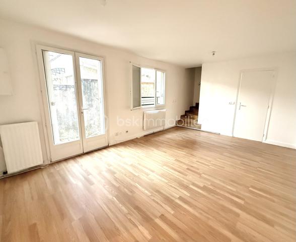 Dans une rue calme et pavillonnaire, cette maison de ville de 62 m² a été rénovée (peintures, parquet, cuisine, salle de bain). 

Elle se compose de :
- Au rez-de-chaussée : cuisine indépendante avec possibilité d’ouverture sur le séjour, salon, WC indépendant et pièce avec lavabo pouvant servir de buanderie ou de rangement.
- À l’étage : deux chambres et une salle de bain avec WC.

La maison dispose également d’une terrasse d’environ 40 m², offrant un espace extérieur pour les repas, les moments de détente ou pour recevoir.

Côté transports, elle se situe entre les stations Montreuil Hôpital et La Dhuys (ligne 11), avec plusieurs lignes de bus à proximité. Le RER E est accessible en deux stations. La ligne 11 dessert République en 25 min et Châtelet en 30 min, deux pôles majeurs de correspondance métro et RER (A,B,D).

Les commerces du quotidien, supermarchés, boulangeries, pharmacies, restaurants, services et professionnels de santé, ainsi que les écoles maternelles, élémentaires et collèges sont accessibles à proximité.

Un bien adapté à un premier achat ou à une famille, avec un extérieur privé et un accès rapide à Paris.

Les photos donnent une idée, la visite fait la différence. 
Et si je vous la faisais découvrir ?
