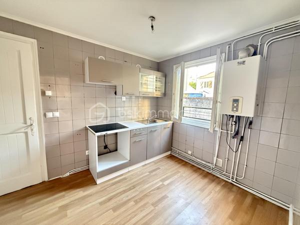 Dans une rue calme et pavillonnaire, cette maison de ville de 62 m² a été rénovée (peintures, parquet, cuisine, salle de bain). 

Elle se compose de :
- Au rez-de-chaussée : cuisine indépendante avec possibilité d’ouverture sur le séjour, salon, WC indépendant et pièce avec lavabo pouvant servir de buanderie ou de rangement.
- À l’étage : deux chambres et une salle de bain avec WC.

La maison dispose également d’une terrasse d’environ 40 m², offrant un espace extérieur pour les repas, les moments de détente ou pour recevoir.

Côté transports, elle se situe entre les stations Montreuil Hôpital et La Dhuys (ligne 11), avec plusieurs lignes de bus à proximité. Le RER E est accessible en deux stations. La ligne 11 dessert République en 25 min et Châtelet en 30 min, deux pôles majeurs de correspondance métro et RER (A,B,D).

Les commerces du quotidien, supermarchés, boulangeries, pharmacies, restaurants, services et professionnels de santé, ainsi que les écoles maternelles, élémentaires et collèges sont accessibles à proximité.

Un bien adapté à un premier achat ou à une famille, avec un extérieur privé et un accès rapide à Paris.

Les photos donnent une idée, la visite fait la différence. 
Et si je vous la faisais découvrir ?