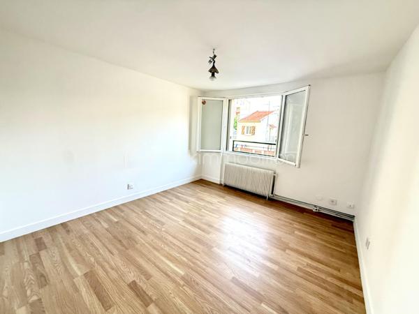 Dans une rue calme et pavillonnaire, cette maison de ville de 62 m² a été rénovée (peintures, parquet, cuisine, salle de bain). 

Elle se compose de :
- Au rez-de-chaussée : cuisine indépendante avec possibilité d’ouverture sur le séjour, salon, WC indépendant et pièce avec lavabo pouvant servir de buanderie ou de rangement.
- À l’étage : deux chambres et une salle de bain avec WC.

La maison dispose également d’une terrasse d’environ 40 m², offrant un espace extérieur pour les repas, les moments de détente ou pour recevoir.

Côté transports, elle se situe entre les stations Montreuil Hôpital et La Dhuys (ligne 11), avec plusieurs lignes de bus à proximité. Le RER E est accessible en deux stations. La ligne 11 dessert République en 25 min et Châtelet en 30 min, deux pôles majeurs de correspondance métro et RER (A,B,D).

Les commerces du quotidien, supermarchés, boulangeries, pharmacies, restaurants, services et professionnels de santé, ainsi que les écoles maternelles, élémentaires et collèges sont accessibles à proximité.

Un bien adapté à un premier achat ou à une famille, avec un extérieur privé et un accès rapide à Paris.

Les photos donnent une idée, la visite fait la différence. 
Et si je vous la faisais découvrir ?