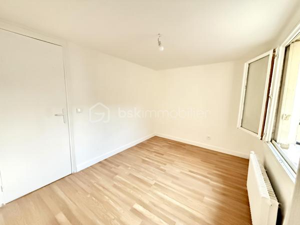 Dans une rue calme et pavillonnaire, cette maison de ville de 62 m² a été rénovée (peintures, parquet, cuisine, salle de bain). 

Elle se compose de :
- Au rez-de-chaussée : cuisine indépendante avec possibilité d’ouverture sur le séjour, salon, WC indépendant et pièce avec lavabo pouvant servir de buanderie ou de rangement.
- À l’étage : deux chambres et une salle de bain avec WC.

La maison dispose également d’une terrasse d’environ 40 m², offrant un espace extérieur pour les repas, les moments de détente ou pour recevoir.

Côté transports, elle se situe entre les stations Montreuil Hôpital et La Dhuys (ligne 11), avec plusieurs lignes de bus à proximité. Le RER E est accessible en deux stations. La ligne 11 dessert République en 25 min et Châtelet en 30 min, deux pôles majeurs de correspondance métro et RER (A,B,D).

Les commerces du quotidien, supermarchés, boulangeries, pharmacies, restaurants, services et professionnels de santé, ainsi que les écoles maternelles, élémentaires et collèges sont accessibles à proximité.

Un bien adapté à un premier achat ou à une famille, avec un extérieur privé et un accès rapide à Paris.

Les photos donnent une idée, la visite fait la différence. 
Et si je vous la faisais découvrir ?