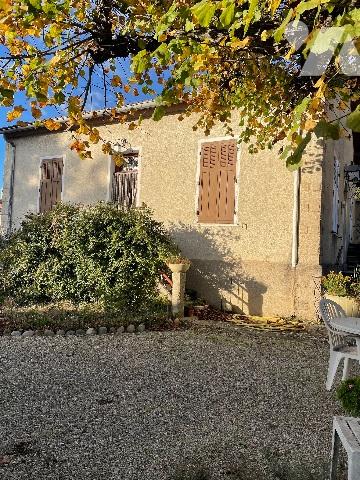 À seulement 5 minutes à pied du village, découvrez cette charmante villa lumineuse d’environ 87 m²