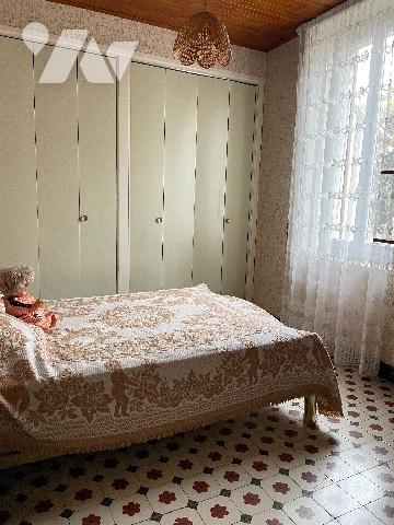 À seulement 5 minutes à pied du village, découvrez cette charmante villa lumineuse d’environ 87 m²