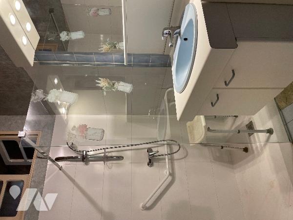 À seulement 5 minutes à pied du village, découvrez cette charmante villa lumineuse d’environ 87 m²