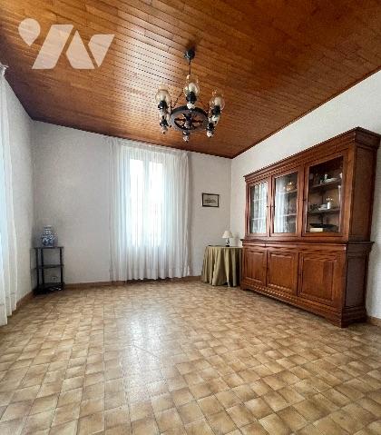 À seulement 5 minutes à pied du village, découvrez cette charmante villa lumineuse d’environ 87 m²