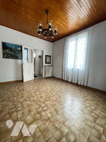 À seulement 5 minutes à pied du village, découvrez cette charmante villa lumineuse d’environ 87 m²