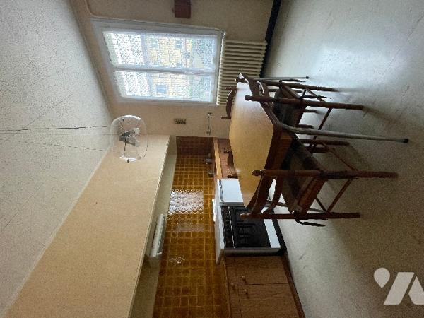 À seulement 5 minutes à pied du village, découvrez cette charmante villa lumineuse d’environ 87 m²