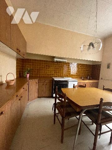 À seulement 5 minutes à pied du village, découvrez cette charmante villa lumineuse d’environ 87 m²