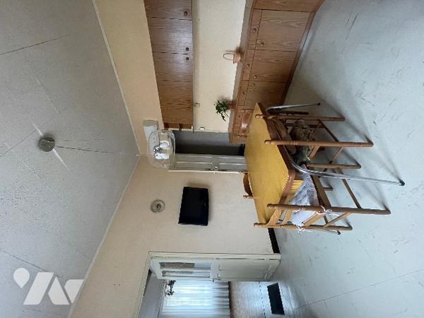 À seulement 5 minutes à pied du village, découvrez cette charmante villa lumineuse d’environ 87 m²