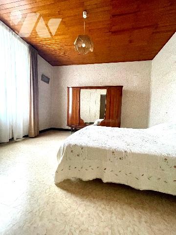 À seulement 5 minutes à pied du village, découvrez cette charmante villa lumineuse d’environ 87 m²