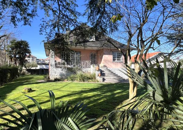 Située dans le quartier de l'hippodrome au sein d'un environnement calme et boisé, cette belle maison familiale aux volumes généreux est à découvrir !

Le rez de chaussée est doté de deux grandes chambres, d'une salle d'eau avec toilettes, d'un bureau, d'une buanderie et d'une cuisine ouverte sur un  espace de 80m2. 

L'étage propose un séjour lumineux de près de 40 m2 donnant sur une terrasse, une cuisine spacieuse de 21 m2, trois belles chambres dont une suite parentale, avec douche, de 24 m2, une salle de bain avec baignoire et douche, ainsi que des toilettes séparées.

Les deux niveaux sont reliés par un escalier intérieur mais chacun ayant son entrée indépendante permet d'envisager d'exercer une profession libérale en rez de chaussée ou d'en faire deux logements.

Parcelle de 770 m2 entièrement clôturée et sécurisée.

Disponible 7jours/7 pour toute demande de renseignement et prise de rendez vous.