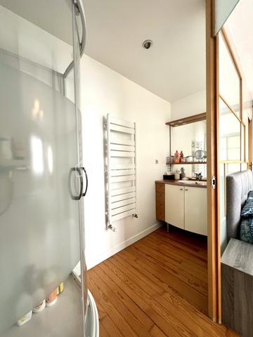 Située dans le quartier de l'hippodrome au sein d'un environnement calme et boisé, cette belle maison familiale aux volumes généreux est à découvrir !

Le rez de chaussée est doté de deux grandes chambres, d'une salle d'eau avec toilettes, d'un bureau, d'une buanderie et d'une cuisine ouverte sur un  espace de 80m2. 

L'étage propose un séjour lumineux de près de 40 m2 donnant sur une terrasse, une cuisine spacieuse de 21 m2, trois belles chambres dont une suite parentale, avec douche, de 24 m2, une salle de bain avec baignoire et douche, ainsi que des toilettes séparées.

Les deux niveaux sont reliés par un escalier intérieur mais chacun ayant son entrée indépendante permet d'envisager d'exercer une profession libérale en rez de chaussée ou d'en faire deux logements.

Parcelle de 770 m2 entièrement clôturée et sécurisée.

Disponible 7jours/7 pour toute demande de renseignement et prise de rendez vous.