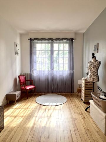 Située dans le quartier de l'hippodrome au sein d'un environnement calme et boisé, cette belle maison familiale aux volumes généreux est à découvrir !

Le rez de chaussée est doté de deux grandes chambres, d'une salle d'eau avec toilettes, d'un bureau, d'une buanderie et d'une cuisine ouverte sur un  espace de 80m2. 

L'étage propose un séjour lumineux de près de 40 m2 donnant sur une terrasse, une cuisine spacieuse de 21 m2, trois belles chambres dont une suite parentale, avec douche, de 24 m2, une salle de bain avec baignoire et douche, ainsi que des toilettes séparées.

Les deux niveaux sont reliés par un escalier intérieur mais chacun ayant son entrée indépendante permet d'envisager d'exercer une profession libérale en rez de chaussée ou d'en faire deux logements.

Parcelle de 770 m2 entièrement clôturée et sécurisée.

Disponible 7jours/7 pour toute demande de renseignement et prise de rendez vous.