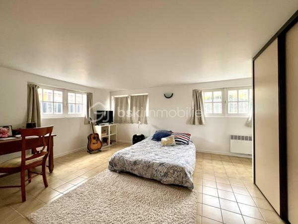 Située dans le quartier de l'hippodrome au sein d'un environnement calme et boisé, cette belle maison familiale aux volumes généreux est à découvrir !

Le rez de chaussée est doté de deux grandes chambres, d'une salle d'eau avec toilettes, d'un bureau, d'une buanderie et d'une cuisine ouverte sur un  espace de 80m2. 

L'étage propose un séjour lumineux de près de 40 m2 donnant sur une terrasse, une cuisine spacieuse de 21 m2, trois belles chambres dont une suite parentale, avec douche, de 24 m2, une salle de bain avec baignoire et douche, ainsi que des toilettes séparées.

Les deux niveaux sont reliés par un escalier intérieur mais chacun ayant son entrée indépendante permet d'envisager d'exercer une profession libérale en rez de chaussée ou d'en faire deux logements.

Parcelle de 770 m2 entièrement clôturée et sécurisée.

Disponible 7jours/7 pour toute demande de renseignement et prise de rendez vous.