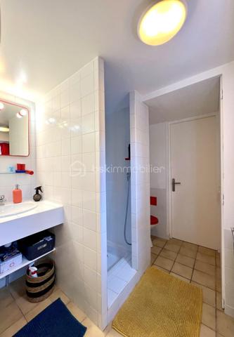 Située dans le quartier de l'hippodrome au sein d'un environnement calme et boisé, cette belle maison familiale aux volumes généreux est à découvrir !

Le rez de chaussée est doté de deux grandes chambres, d'une salle d'eau avec toilettes, d'un bureau, d'une buanderie et d'une cuisine ouverte sur un  espace de 80m2. 

L'étage propose un séjour lumineux de près de 40 m2 donnant sur une terrasse, une cuisine spacieuse de 21 m2, trois belles chambres dont une suite parentale, avec douche, de 24 m2, une salle de bain avec baignoire et douche, ainsi que des toilettes séparées.

Les deux niveaux sont reliés par un escalier intérieur mais chacun ayant son entrée indépendante permet d'envisager d'exercer une profession libérale en rez de chaussée ou d'en faire deux logements.

Parcelle de 770 m2 entièrement clôturée et sécurisée.

Disponible 7jours/7 pour toute demande de renseignement et prise de rendez vous.