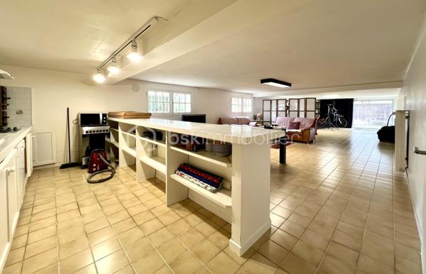 Située dans le quartier de l'hippodrome au sein d'un environnement calme et boisé, cette belle maison familiale aux volumes généreux est à découvrir !

Le rez de chaussée est doté de deux grandes chambres, d'une salle d'eau avec toilettes, d'un bureau, d'une buanderie et d'une cuisine ouverte sur un  espace de 80m2. 

L'étage propose un séjour lumineux de près de 40 m2 donnant sur une terrasse, une cuisine spacieuse de 21 m2, trois belles chambres dont une suite parentale, avec douche, de 24 m2, une salle de bain avec baignoire et douche, ainsi que des toilettes séparées.

Les deux niveaux sont reliés par un escalier intérieur mais chacun ayant son entrée indépendante permet d'envisager d'exercer une profession libérale en rez de chaussée ou d'en faire deux logements.

Parcelle de 770 m2 entièrement clôturée et sécurisée.

Disponible 7jours/7 pour toute demande de renseignement et prise de rendez vous.