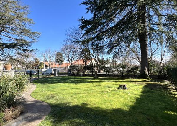 Située dans le quartier de l'hippodrome au sein d'un environnement calme et boisé, cette belle maison familiale aux volumes généreux est à découvrir !

Le rez de chaussée est doté de deux grandes chambres, d'une salle d'eau avec toilettes, d'un bureau, d'une buanderie et d'une cuisine ouverte sur un  espace de 80m2. 

L'étage propose un séjour lumineux de près de 40 m2 donnant sur une terrasse, une cuisine spacieuse de 21 m2, trois belles chambres dont une suite parentale, avec douche, de 24 m2, une salle de bain avec baignoire et douche, ainsi que des toilettes séparées.

Les deux niveaux sont reliés par un escalier intérieur mais chacun ayant son entrée indépendante permet d'envisager d'exercer une profession libérale en rez de chaussée ou d'en faire deux logements.

Parcelle de 770 m2 entièrement clôturée et sécurisée.

Disponible 7jours/7 pour toute demande de renseignement et prise de rendez vous.