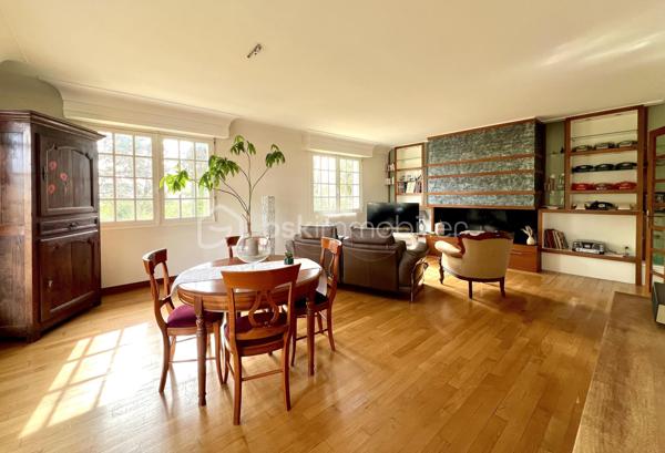 Située dans le quartier de l'hippodrome au sein d'un environnement calme et boisé, cette belle maison familiale aux volumes généreux est à découvrir !

Le rez de chaussée est doté de deux grandes chambres, d'une salle d'eau avec toilettes, d'un bureau, d'une buanderie et d'une cuisine ouverte sur un  espace de 80m2. 

L'étage propose un séjour lumineux de près de 40 m2 donnant sur une terrasse, une cuisine spacieuse de 21 m2, trois belles chambres dont une suite parentale, avec douche, de 24 m2, une salle de bain avec baignoire et douche, ainsi que des toilettes séparées.

Les deux niveaux sont reliés par un escalier intérieur mais chacun ayant son entrée indépendante permet d'envisager d'exercer une profession libérale en rez de chaussée ou d'en faire deux logements.

Parcelle de 770 m2 entièrement clôturée et sécurisée.

Disponible 7jours/7 pour toute demande de renseignement et prise de rendez vous.