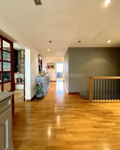 Située dans le quartier de l'hippodrome au sein d'un environnement calme et boisé, cette belle maison familiale aux volumes généreux est à découvrir !

Le rez de chaussée est doté de deux grandes chambres, d'une salle d'eau avec toilettes, d'un bureau, d'une buanderie et d'une cuisine ouverte sur un  espace de 80m2. 

L'étage propose un séjour lumineux de près de 40 m2 donnant sur une terrasse, une cuisine spacieuse de 21 m2, trois belles chambres dont une suite parentale, avec douche, de 24 m2, une salle de bain avec baignoire et douche, ainsi que des toilettes séparées.

Les deux niveaux sont reliés par un escalier intérieur mais chacun ayant son entrée indépendante permet d'envisager d'exercer une profession libérale en rez de chaussée ou d'en faire deux logements.

Parcelle de 770 m2 entièrement clôturée et sécurisée.

Disponible 7jours/7 pour toute demande de renseignement et prise de rendez vous.