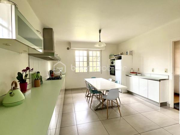 Située dans le quartier de l'hippodrome au sein d'un environnement calme et boisé, cette belle maison familiale aux volumes généreux est à découvrir !

Le rez de chaussée est doté de deux grandes chambres, d'une salle d'eau avec toilettes, d'un bureau, d'une buanderie et d'une cuisine ouverte sur un  espace de 80m2. 

L'étage propose un séjour lumineux de près de 40 m2 donnant sur une terrasse, une cuisine spacieuse de 21 m2, trois belles chambres dont une suite parentale, avec douche, de 24 m2, une salle de bain avec baignoire et douche, ainsi que des toilettes séparées.

Les deux niveaux sont reliés par un escalier intérieur mais chacun ayant son entrée indépendante permet d'envisager d'exercer une profession libérale en rez de chaussée ou d'en faire deux logements.

Parcelle de 770 m2 entièrement clôturée et sécurisée.

Disponible 7jours/7 pour toute demande de renseignement et prise de rendez vous.