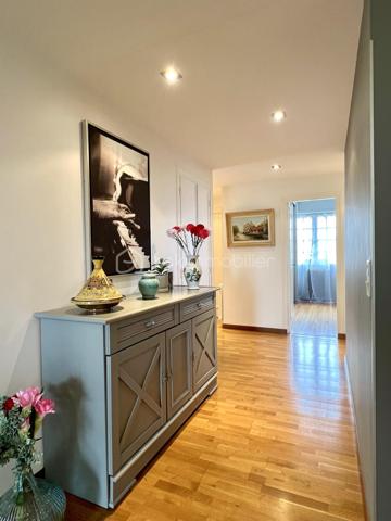 Située dans le quartier de l'hippodrome au sein d'un environnement calme et boisé, cette belle maison familiale aux volumes généreux est à découvrir !

Le rez de chaussée est doté de deux grandes chambres, d'une salle d'eau avec toilettes, d'un bureau, d'une buanderie et d'une cuisine ouverte sur un  espace de 80m2. 

L'étage propose un séjour lumineux de près de 40 m2 donnant sur une terrasse, une cuisine spacieuse de 21 m2, trois belles chambres dont une suite parentale, avec douche, de 24 m2, une salle de bain avec baignoire et douche, ainsi que des toilettes séparées.

Les deux niveaux sont reliés par un escalier intérieur mais chacun ayant son entrée indépendante permet d'envisager d'exercer une profession libérale en rez de chaussée ou d'en faire deux logements.

Parcelle de 770 m2 entièrement clôturée et sécurisée.

Disponible 7jours/7 pour toute demande de renseignement et prise de rendez vous.
