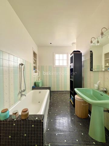 Située dans le quartier de l'hippodrome au sein d'un environnement calme et boisé, cette belle maison familiale aux volumes généreux est à découvrir !

Le rez de chaussée est doté de deux grandes chambres, d'une salle d'eau avec toilettes, d'un bureau, d'une buanderie et d'une cuisine ouverte sur un  espace de 80m2. 

L'étage propose un séjour lumineux de près de 40 m2 donnant sur une terrasse, une cuisine spacieuse de 21 m2, trois belles chambres dont une suite parentale, avec douche, de 24 m2, une salle de bain avec baignoire et douche, ainsi que des toilettes séparées.

Les deux niveaux sont reliés par un escalier intérieur mais chacun ayant son entrée indépendante permet d'envisager d'exercer une profession libérale en rez de chaussée ou d'en faire deux logements.

Parcelle de 770 m2 entièrement clôturée et sécurisée.

Disponible 7jours/7 pour toute demande de renseignement et prise de rendez vous.
