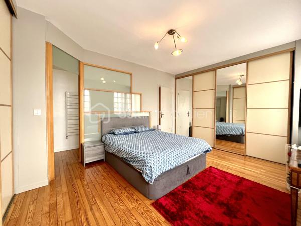 Située dans le quartier de l'hippodrome au sein d'un environnement calme et boisé, cette belle maison familiale aux volumes généreux est à découvrir !

Le rez de chaussée est doté de deux grandes chambres, d'une salle d'eau avec toilettes, d'un bureau, d'une buanderie et d'une cuisine ouverte sur un  espace de 80m2. 

L'étage propose un séjour lumineux de près de 40 m2 donnant sur une terrasse, une cuisine spacieuse de 21 m2, trois belles chambres dont une suite parentale, avec douche, de 24 m2, une salle de bain avec baignoire et douche, ainsi que des toilettes séparées.

Les deux niveaux sont reliés par un escalier intérieur mais chacun ayant son entrée indépendante permet d'envisager d'exercer une profession libérale en rez de chaussée ou d'en faire deux logements.

Parcelle de 770 m2 entièrement clôturée et sécurisée.

Disponible 7jours/7 pour toute demande de renseignement et prise de rendez vous.