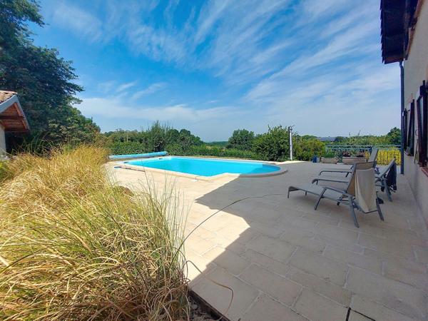 BELLE PROPRIETE ISOLEE AVEC PISCINE ET VUE DEGAGEE