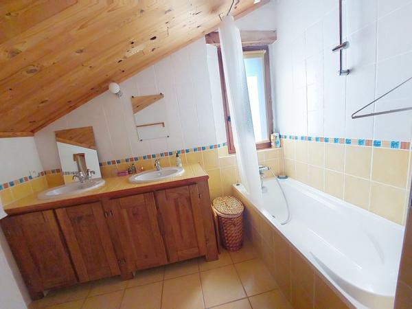 BELLE PROPRIETE ISOLEE AVEC PISCINE ET VUE DEGAGEE