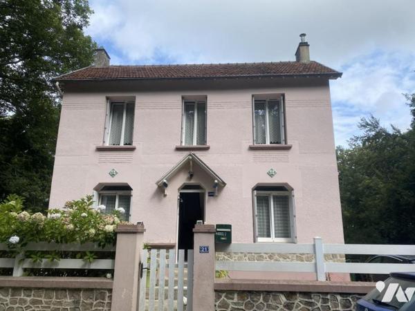 Proche bourg tous commerces, MAISON avec TERRAIN