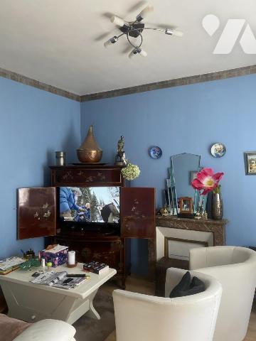 Proche bourg tous commerces, MAISON avec TERRAIN