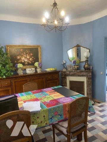 Proche bourg tous commerces, MAISON avec TERRAIN