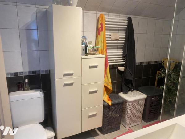 Proche bourg tous commerces, MAISON avec TERRAIN