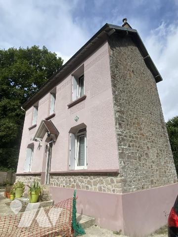 Proche bourg tous commerces, MAISON avec TERRAIN