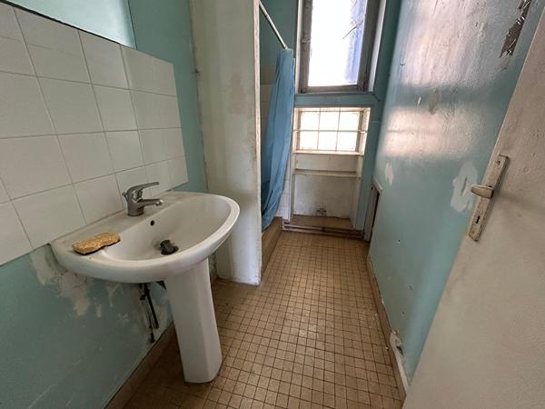 A VENDRE MAISON DIVISEE EN 3 APPARTEMENTS + TERRASSES + GARAGE + JARDIN