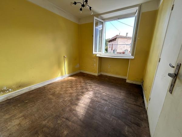 A VENDRE MAISON DIVISEE EN 3 APPARTEMENTS + TERRASSES + GARAGE + JARDIN