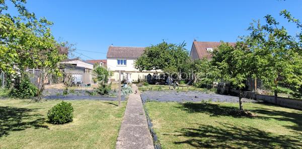À Châteaudun, ville de 13 000 habitants avec ligne sncf directe vers Paris, Chartres et Vendôme. Également dotée d'un hôpital, 3 lycées, nombreuses infrastructures sportives et culturelles, tous commerces, labellisée "Cité remarquable" et "ville prudente".
Située dans un quartier pavillonnaire paisible et aéré, entre centre-ville et environnement naturel privilégié et à proximité à pied de petits commerces, bus et école. Basse-ville, zone NON INONDABLE :
Maison de 4 pièces de 1974 en très bon état et en partie rénovée, avec sous-sol total, combles aménageables. Grand jardin entièrement clôturé, muret et portail et annexe.

Habitation sur un seul étage :
-	Entrée et vestibule avec placard
-	Séjour de 20 m² exposé sud-ouest avec belle vue sur la campagne environnante
-	Cuisine aménagée et en partie équipée de 11 m², ouvrable sur le séjour
-	Couloir desservant : 
     o	3 chambres : 9,5 m², 10 m² et 15 m² dont deux orientées sud-ouest ;
     o	Salle d’eau avec douche à l’italienne, lavabo et sèche-serviette ;
     o	WC séparés.

Combles aménageables avec plancher béton environ 20 cm + isolation et placage 15 cm, déjà desservies par un escalier.

Sous-sol total d’environ 85 m², structuré en plusieurs espaces dont garage et buanderie. Porte de garage électrique et porte accédant au côté jardin.

Très beau terrain d'agrément avec potager, fruitiers et annexe, avec potentiel encore constructible.

+ LES PLUS + :
     -	Isolation extérieure
     -	Toutes menuiseries extérieures en PVC double-vitrage
     -	Persiennes PVC à vantaux repliables
     -	Chaudière gaz 2011
     -	Tout-à-l’égout
     -	Fibre
     -	Gaz de ville
     -	Récupérateur d’eau de pluie
A visiter sans tarder !
 .