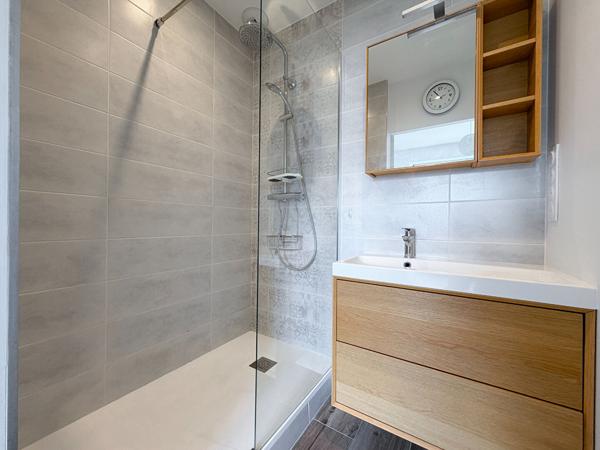 ANGERS - PARC DU PIN | MAISON RÉNOVÉE DE 109 M² - 3 CHAMBRES DONT UNE AU RDC - JARDIN & STATIONNEMENT