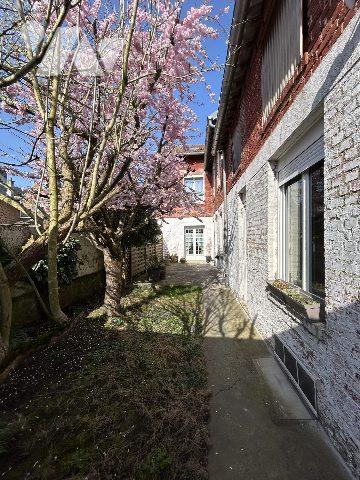 Maison bourgeoise avec jardin et garage