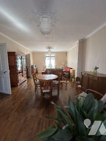 Maison bourgeoise avec jardin et garage