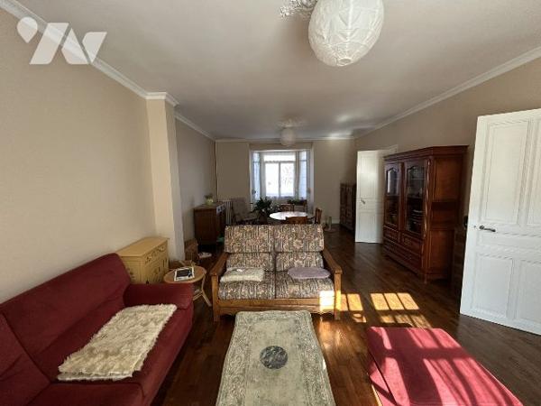 Maison bourgeoise avec jardin et garage